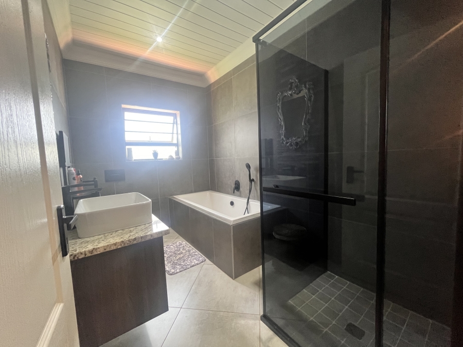 To Let 4 Bedroom Property for Rent in Wilkoppies North West
